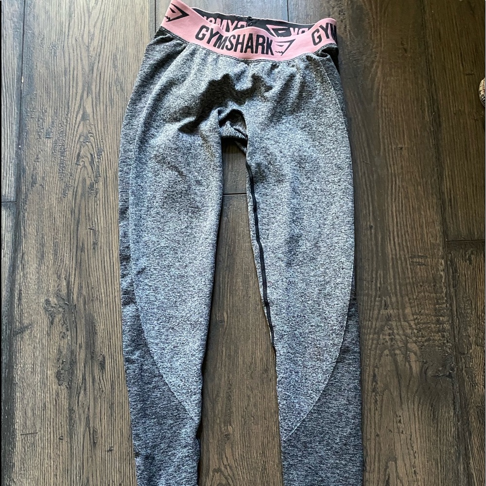 Gymshark leggings. HAVE SMALL RIP ON BOTTOM OF LEGGINGS.
